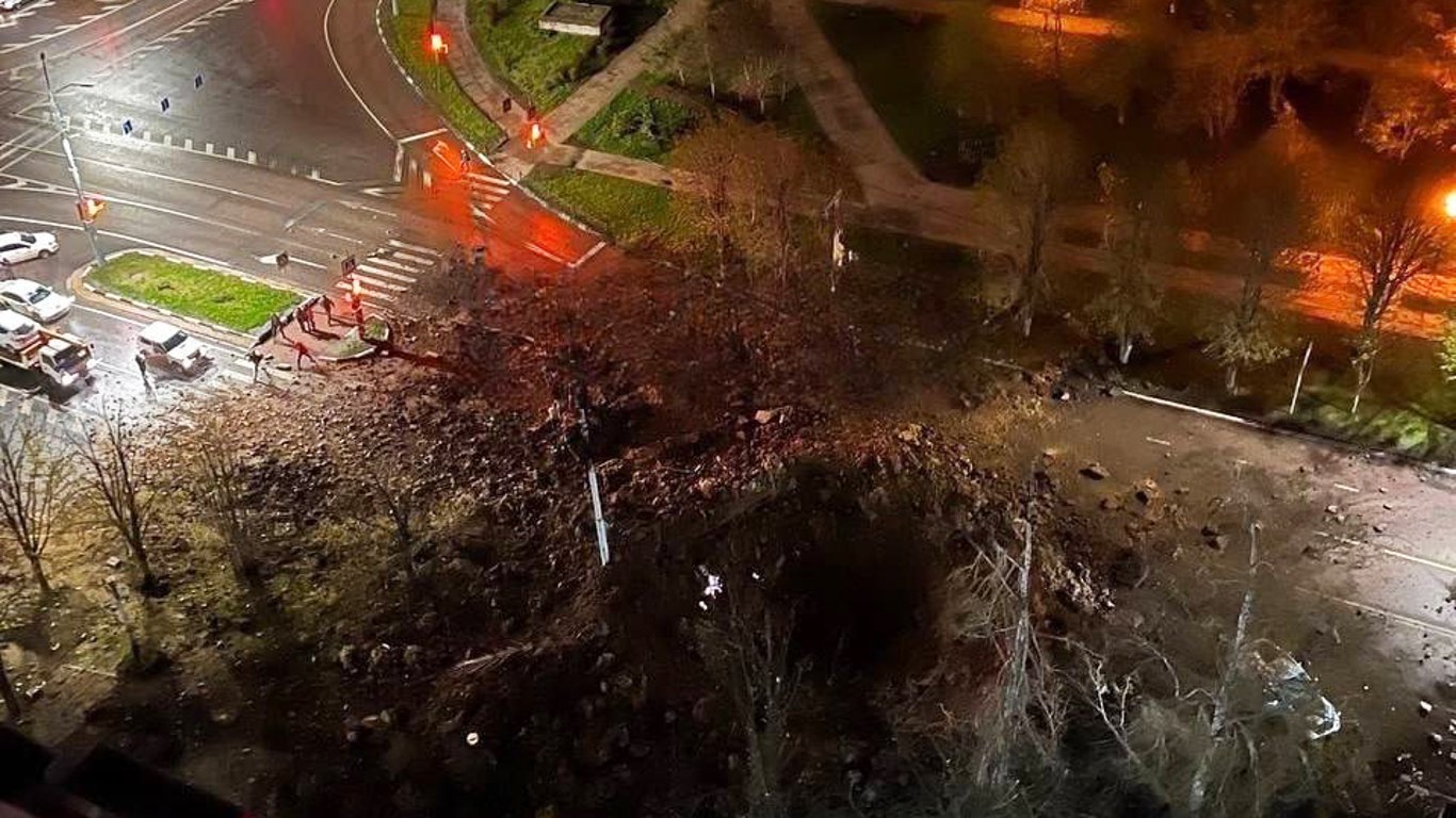 У Бєлгороді прогримів вибух: у мережі показали фото та відео величезної вирви