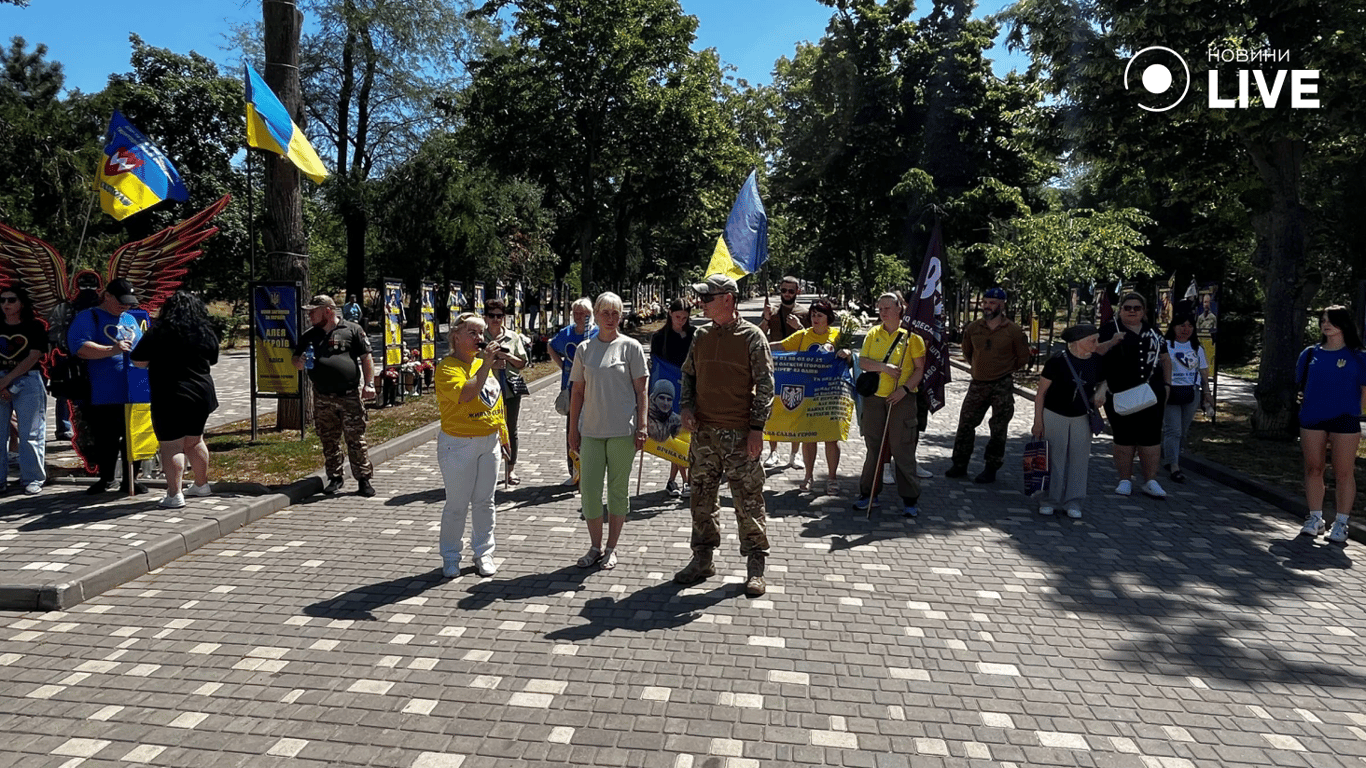 Учасники автопробігу на Алеї Героїв в Одесі