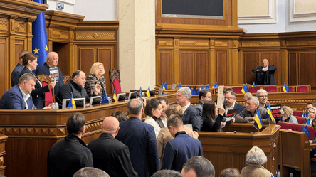 Оппозиция снова заблокировала трибуну в Раде — видео - 285x160