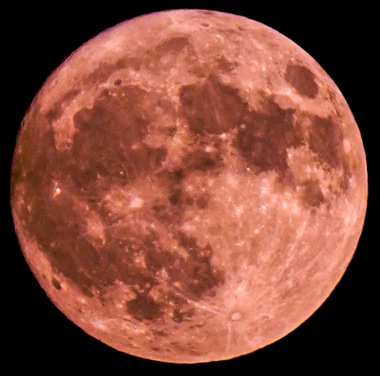 "Полуничний" Місяць у ніч проти 11 червня 2025 року