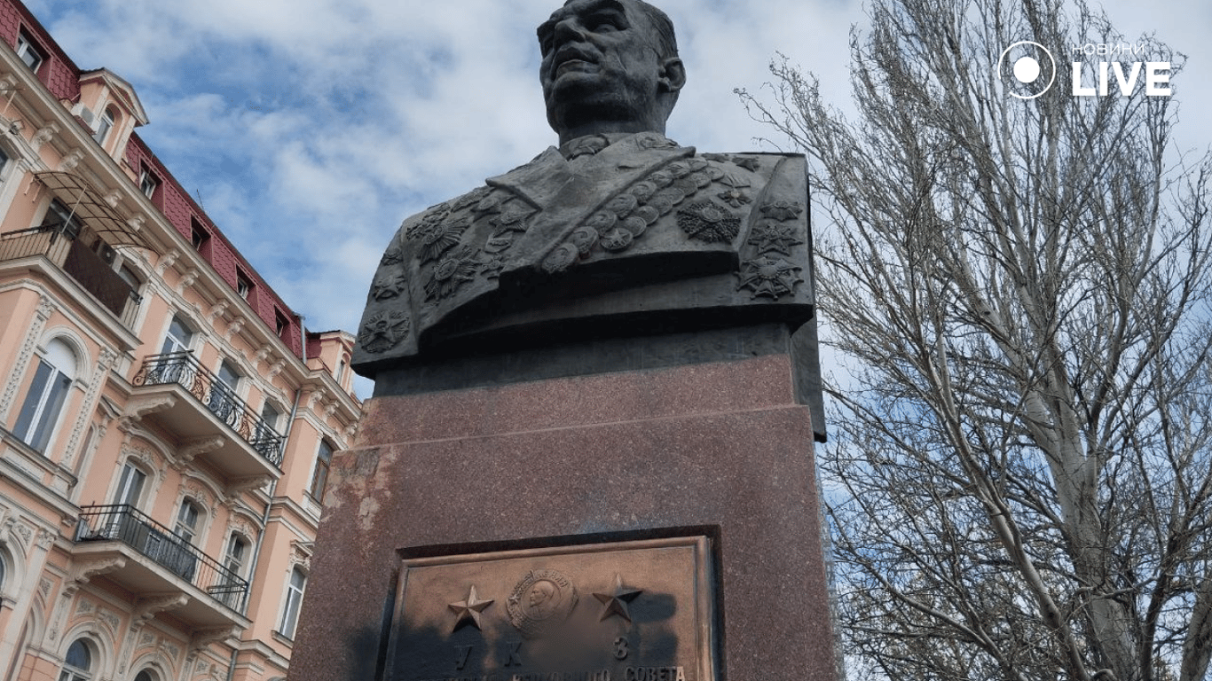 Прочь коммунистов — в Одессе в очередной раз разрисовали бюст Малиновского - фото 1