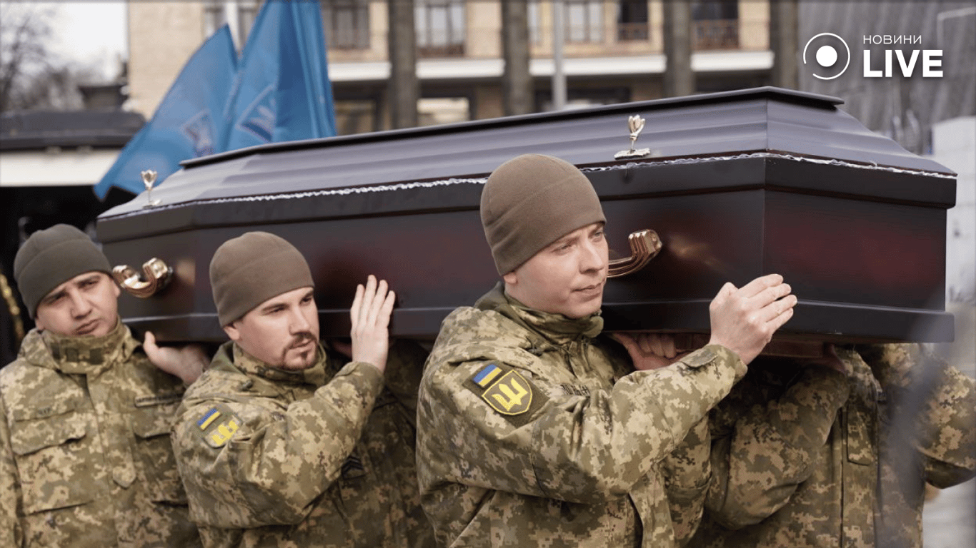 Військові несуть труну загиблого Василя Ратушного