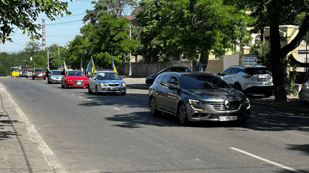 Одеса вшанувала полеглих захисників автопробігом: фоторепортаж - 304x171