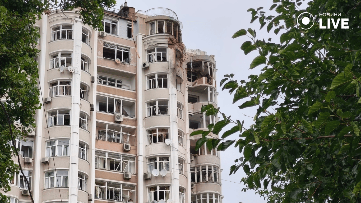  Зруйнована частина багатоповерхівки після удару по Одесі