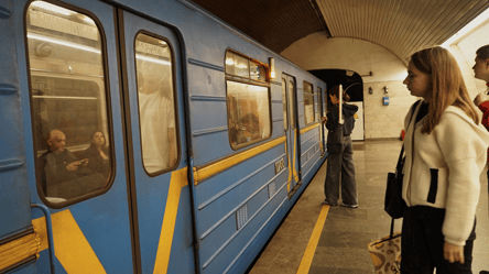 Рухомий квітник: українці помітили стильні вагони у метро Києва - 290x166