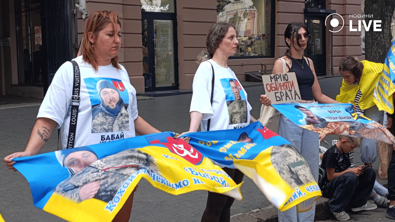 Рідні військових на акції за зниклих безвісти в Одесі