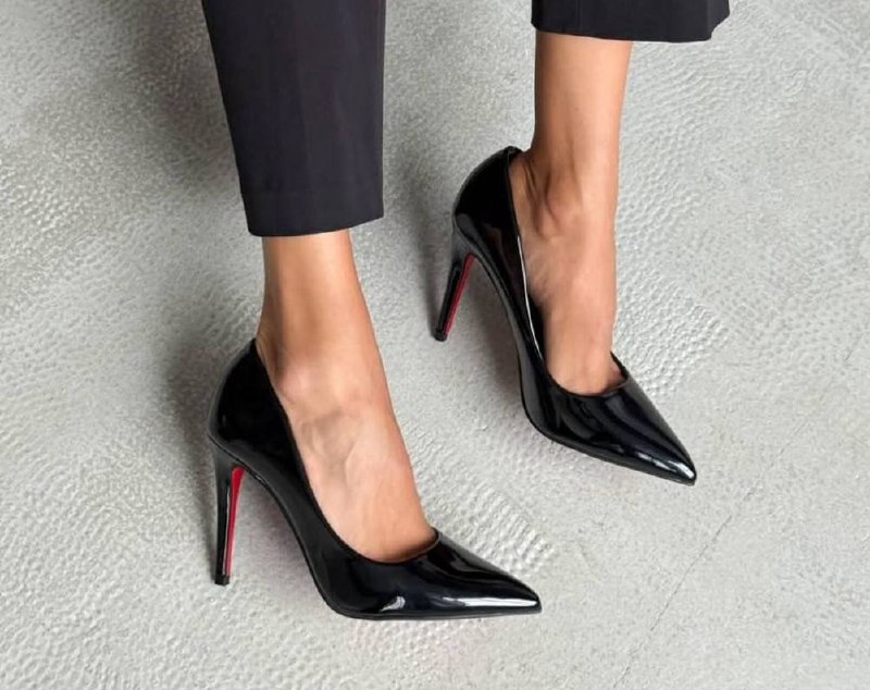 Лаковані туфлі вже стали класикою сезону