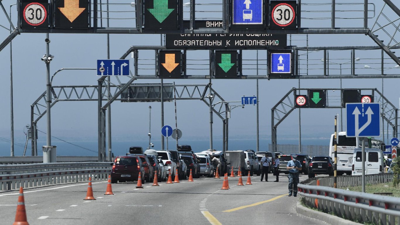 Вибух на Кримському мосту: на виїзді з півострова утворилися кілометрові затори