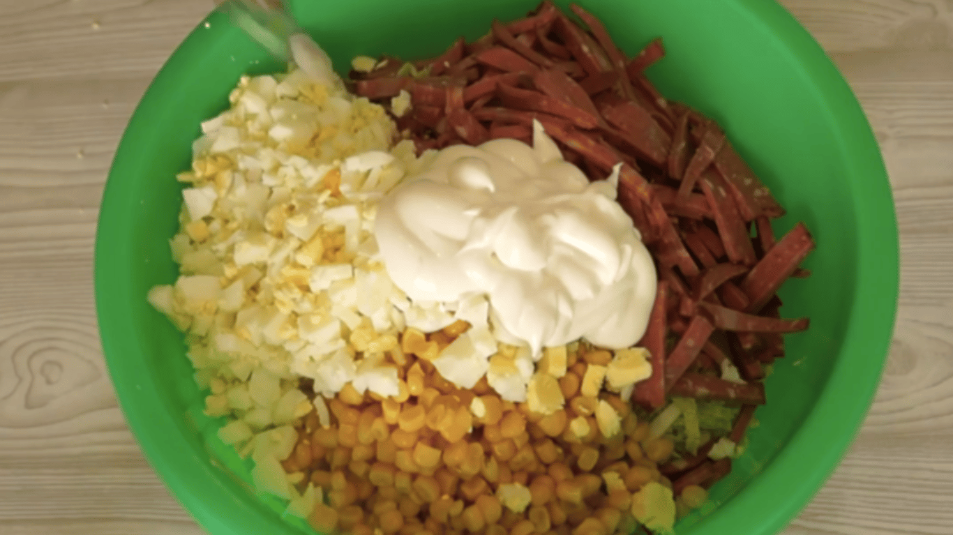 салат з пекінською капустою та ковбасою, мінімум інгредієнтів