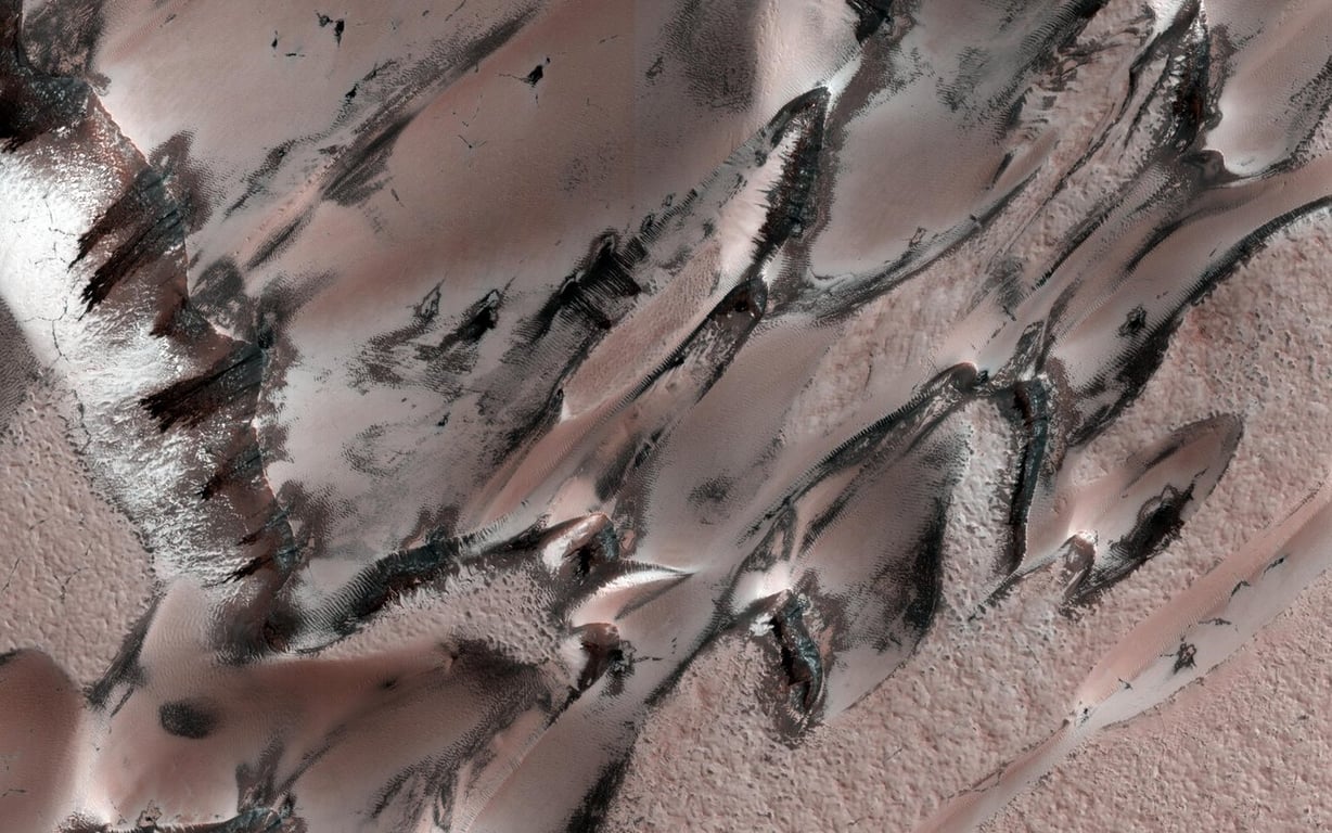 Астрономи показали, який вигляд має справжня зима на Марсі