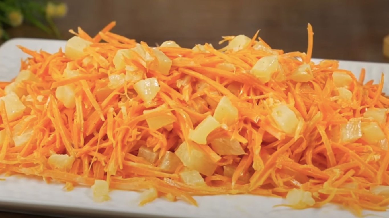 салат з пекінською капустою та ковбасою