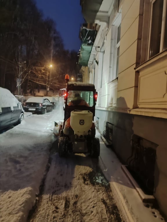 розчищає тротуари