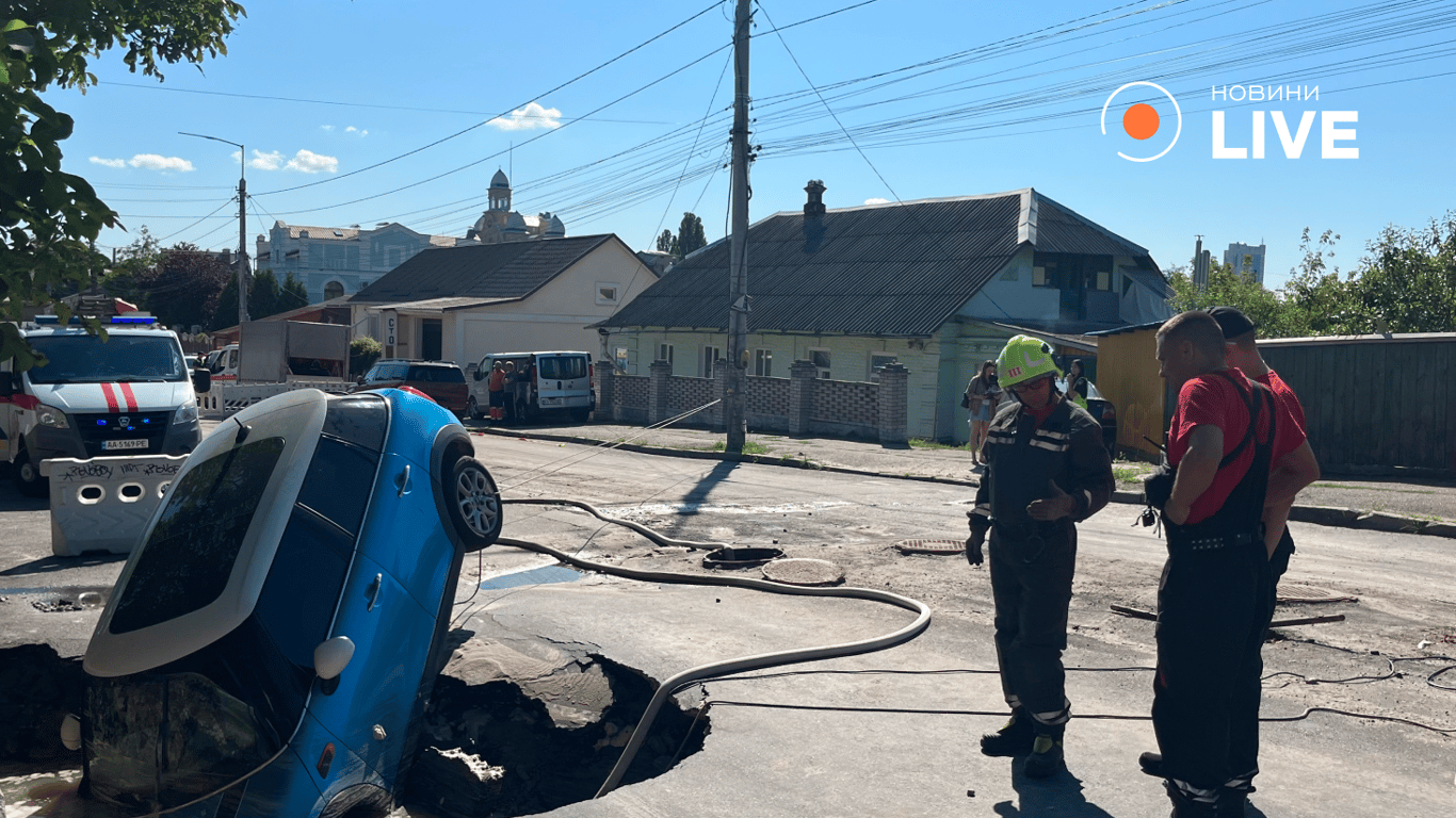 У Подільському районі машина пішла під землю