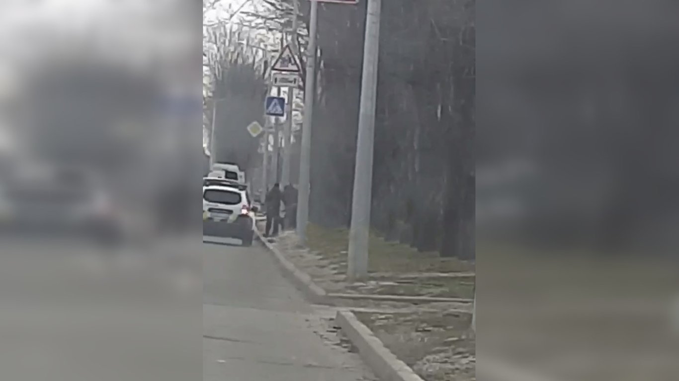 В Харькове работники ТЦК силой затащили мужчину в авто