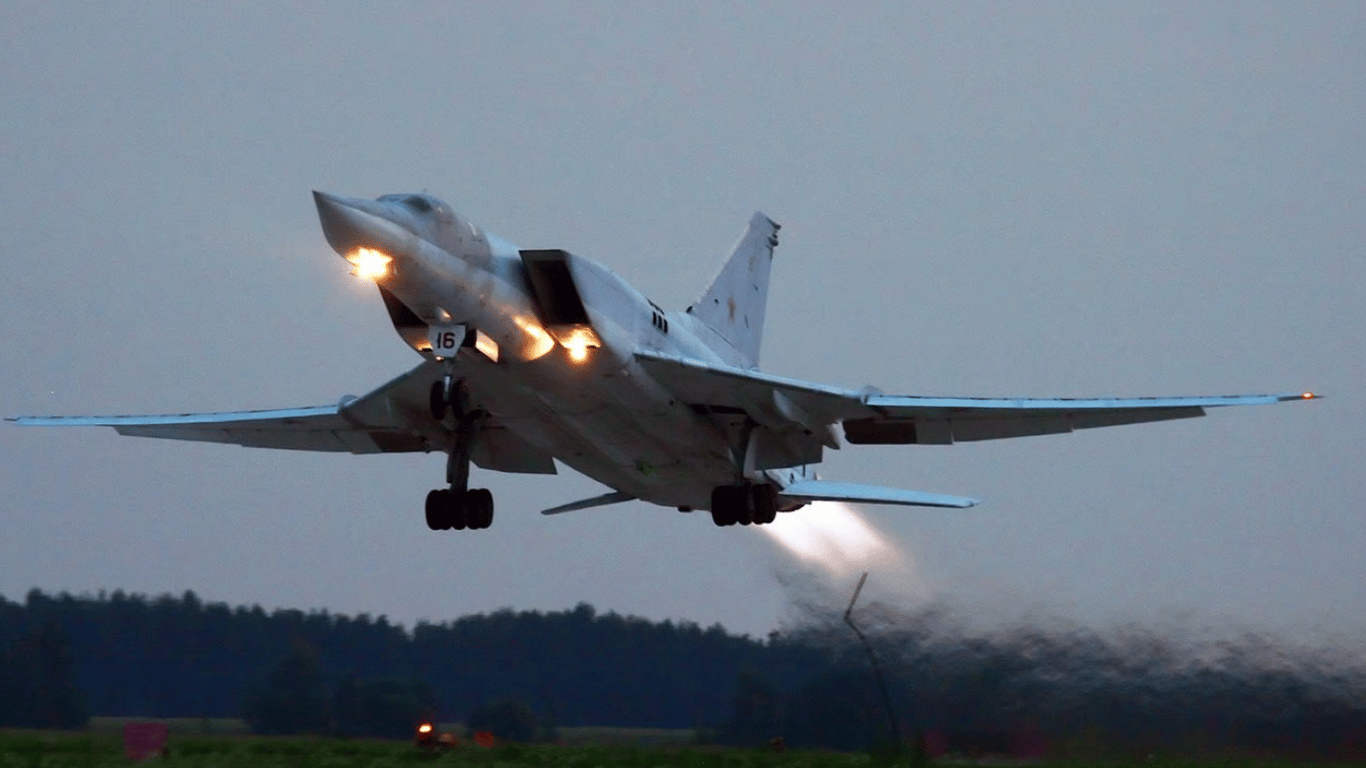 Воздушные силы зафиксировали взлет ракетоносителей Ту-22 М3 и Ту-95 МС в России
