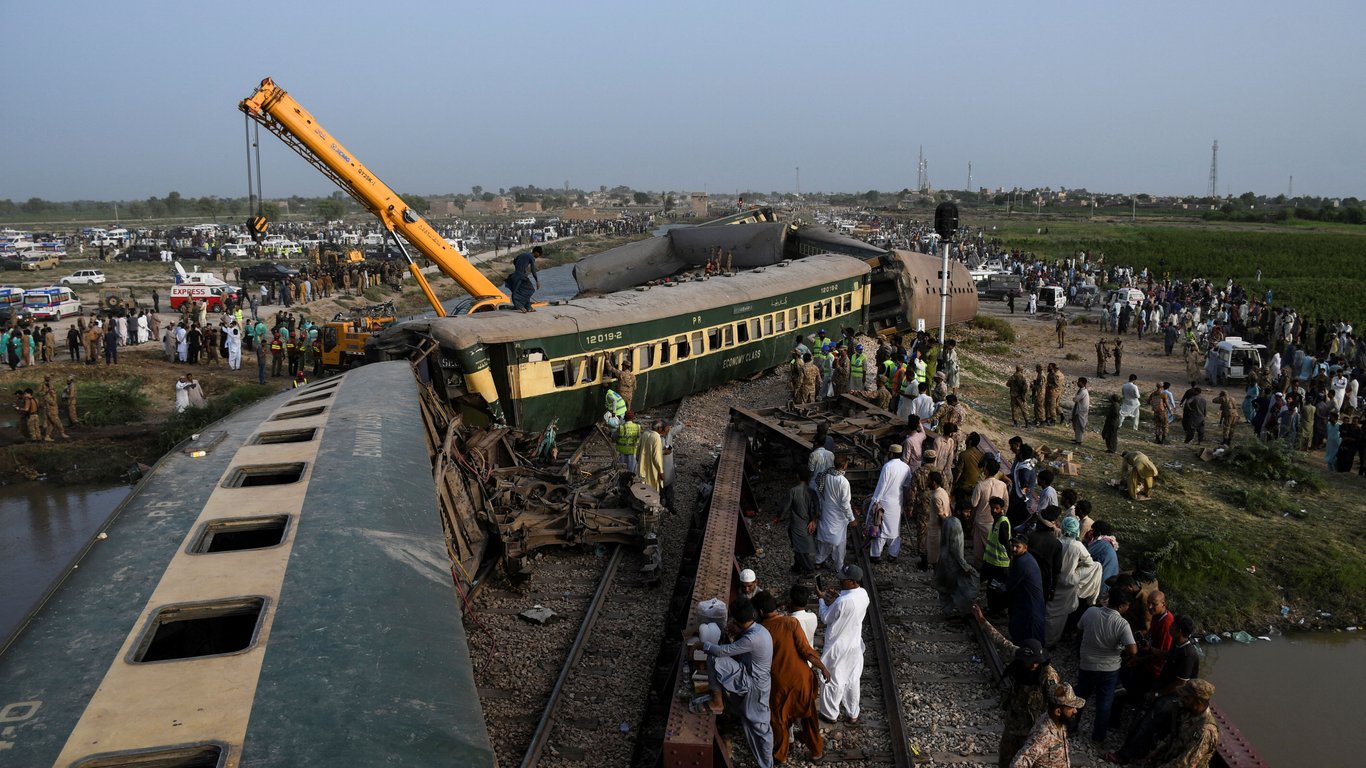 В Пакистане сошел с рельсов пассажирский поезд: много погибших и раненых