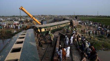 В Пакистане сошел с рельсов пассажирский поезд: много погибших и раненых - 285x160
