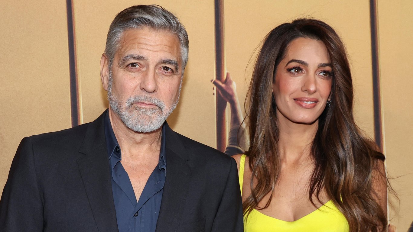 Елегантна дружина Джорджа Клуні приголомшила яскравою сукнею на червоній доріжці