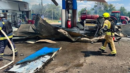 Удар по АЗС на Криворіжжі: загинув рятувальник та його маленький син - 290x166