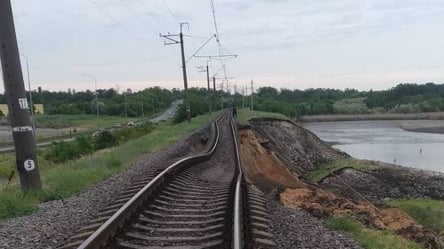 Далеко від Херсонщини: Укрзалізниця повідомила про НП внаслідок підриву ГЕС - 285x160