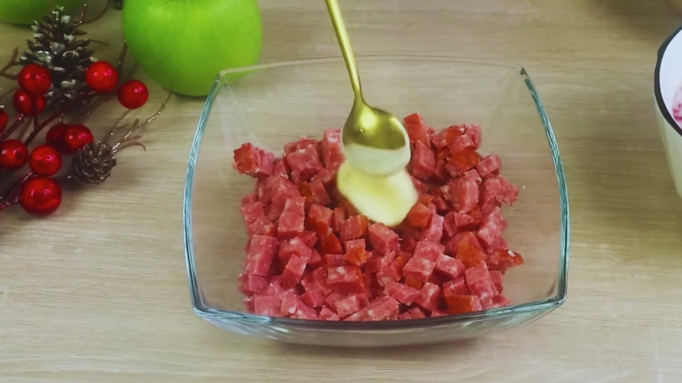 салат з ковбасою