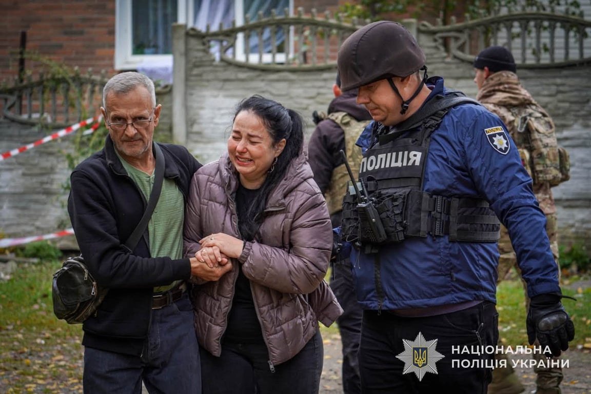Жінку виводять із місця російського обстрілу на Сумщині