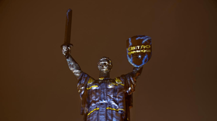 Енергетики символічно підсвітили Батьківщину-мати у Києві — фото - 290x160