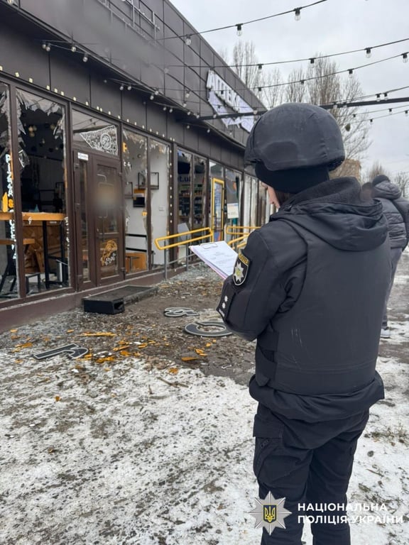 Поліцейська фіксує наслідки обстрілу 