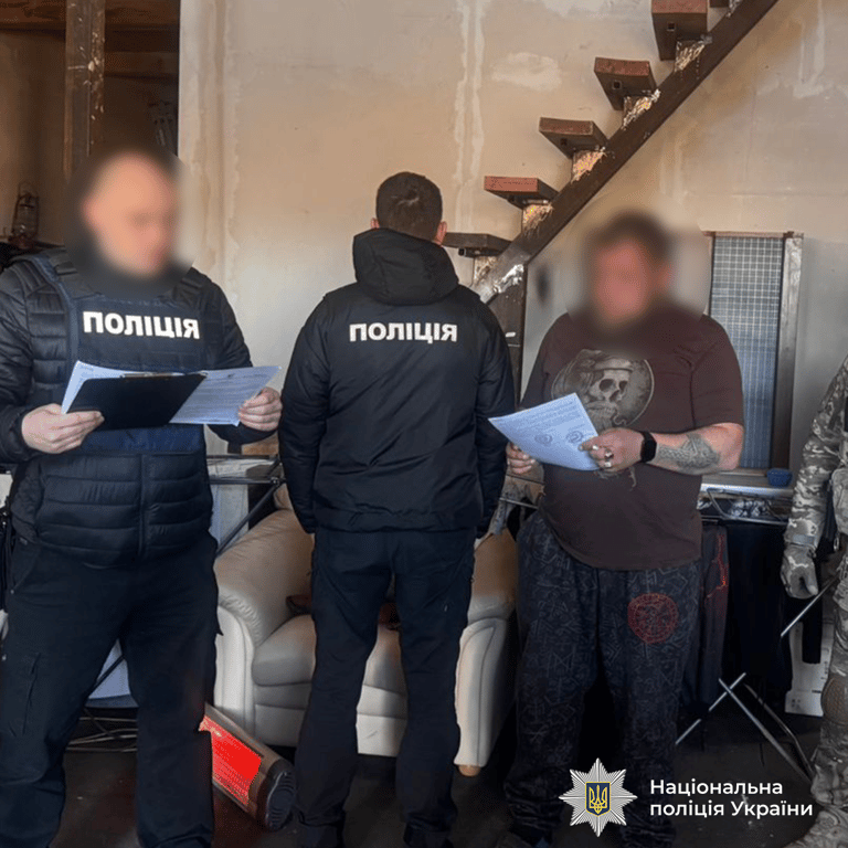 Обшуки поліції через нелегальне постачання зброї