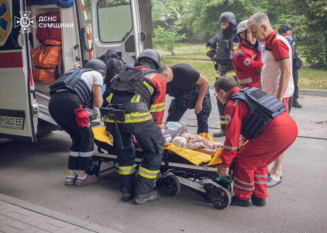 У Сумах Росія вбила чоловіка та поранила 15 людей, серед яких — двоє дітей - фото 2