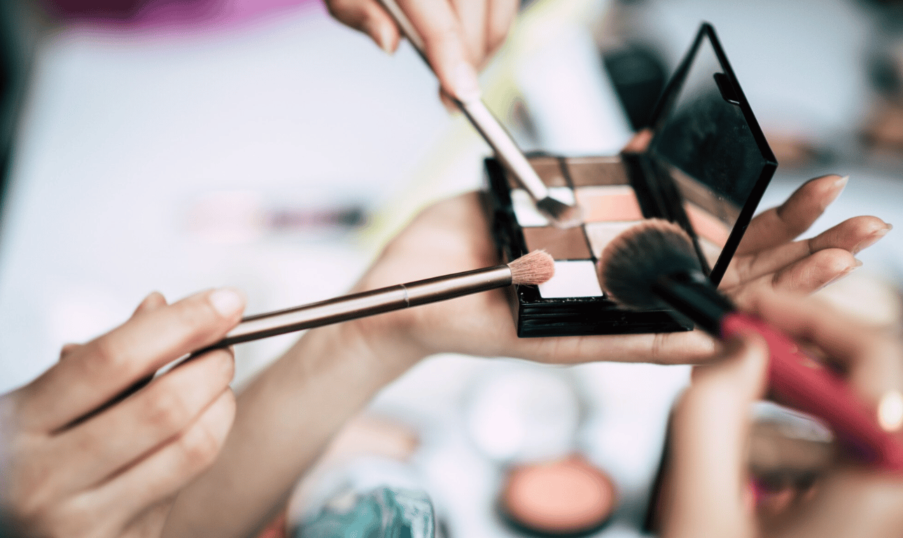 Брови мають бути виразними, але правильної форми