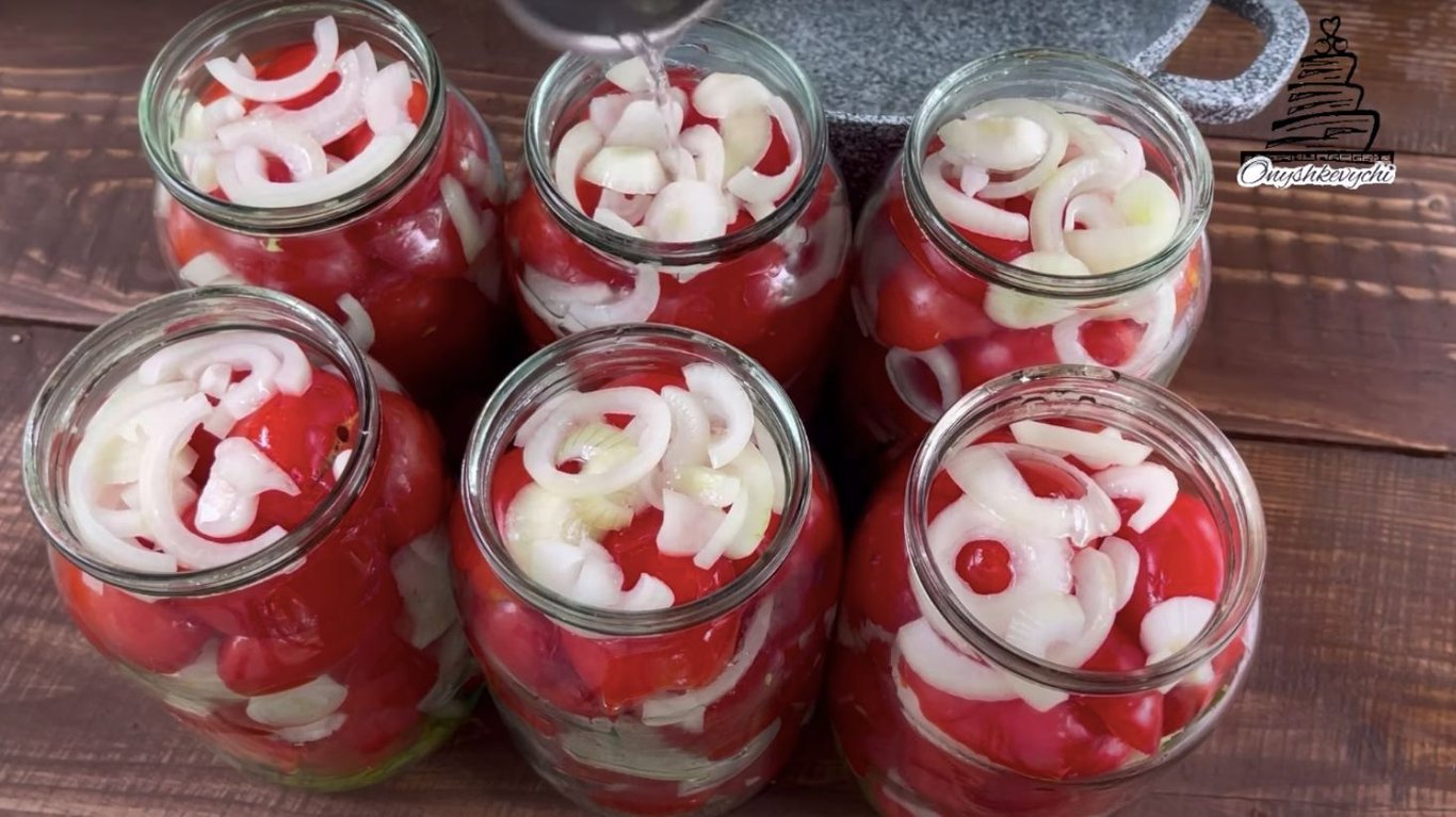 помідори на зиму з цибулею рецепт 