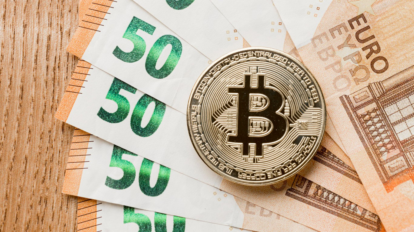 Стоимость Bitcoin достигла двухлетнего максимума и превысила 65 000 долларов.