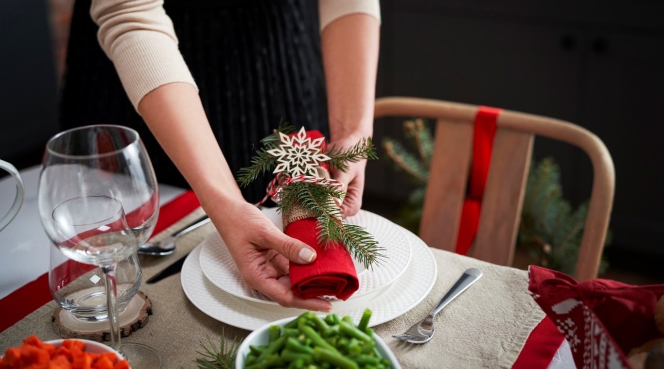 Женщина возле стола