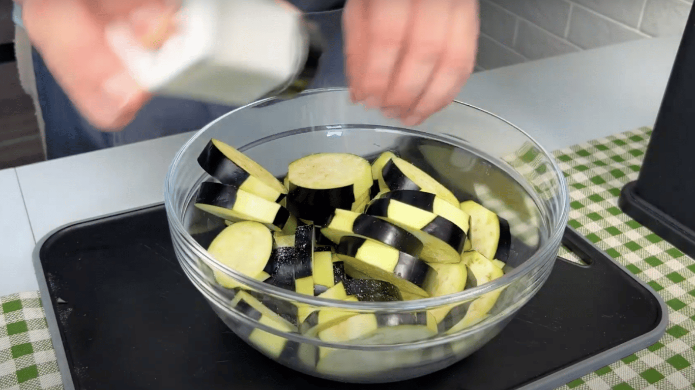 Баклажанна запіканка, смачніша, ніж з м’ясом, супер рецепт із сиром