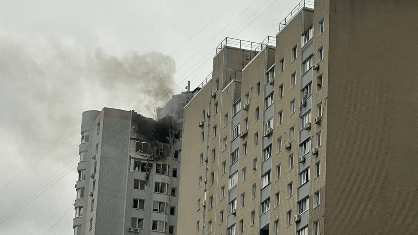 У Києві БпЛА влучив у 25-поверхівку: ДСНС врятувала дитину з пораненням