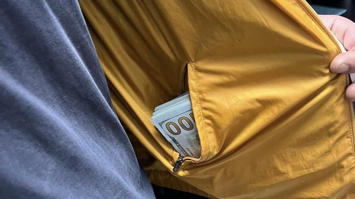 Ховав гроші у кишенях — на Одещині попередили вивіз валюти за кордон