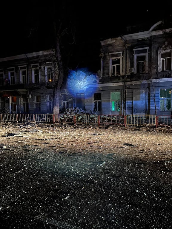 РФ ударила по Одессе дронами — повреждены дома и учебное заведение - фото 1