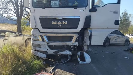 В Закарпатье грузовик протаранил автомобили: есть погибший - 285x160
