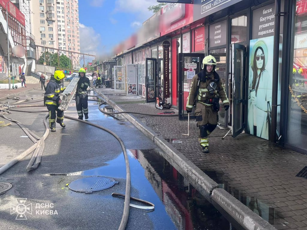 Пожежники приборкують вогонь на Позняках: вогонь охопив магазин