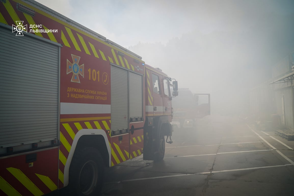Спасатели тушат пожар. Фото: ГСЧС