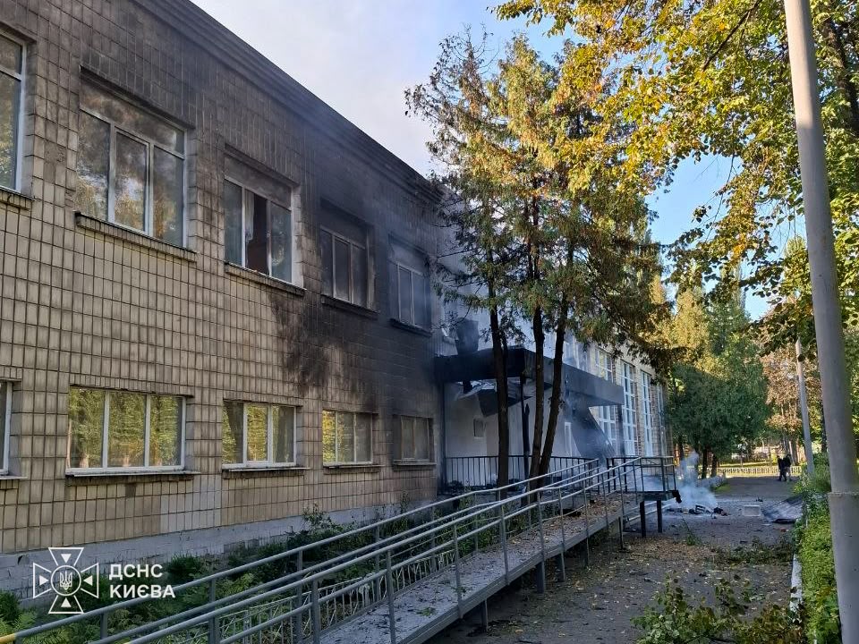 У Києві зафіксували влучання в заклад освіти після атаки РФ - фото 1