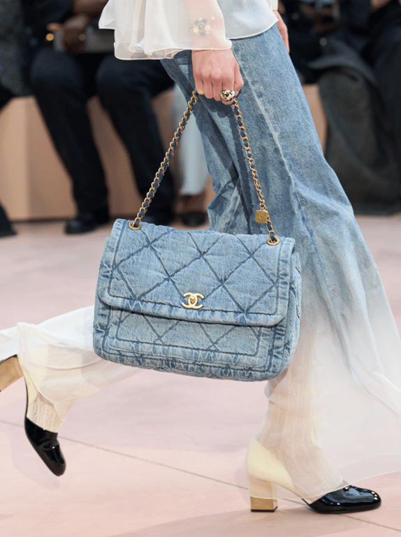 Мінімалістична модель із металевими деталями