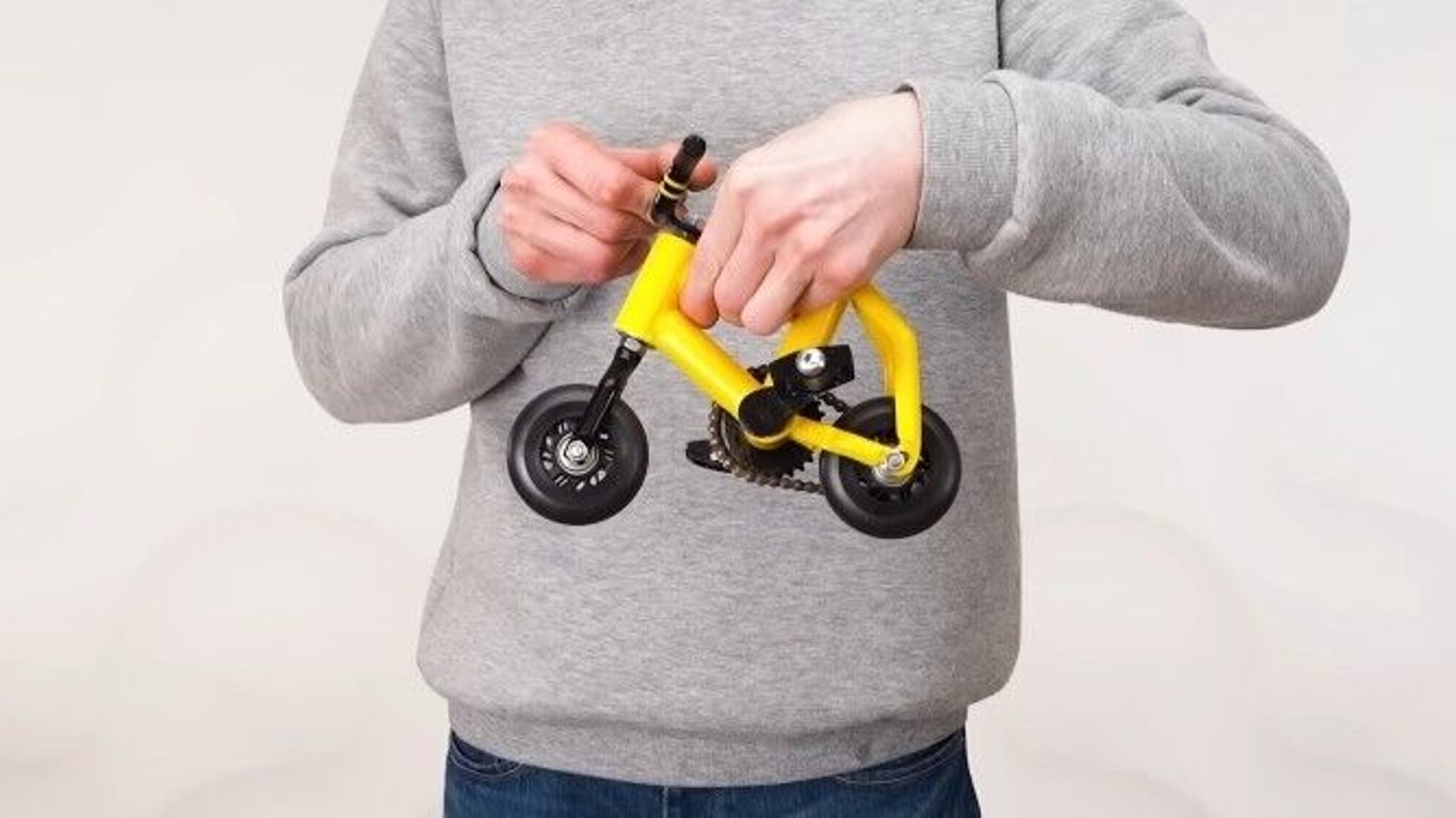 Украинский блоггер создал самый маленький велосипед в мире