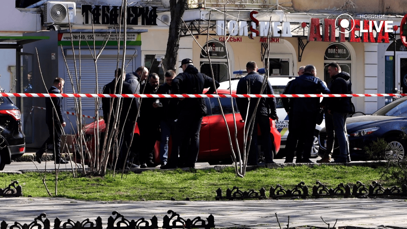 Люди на місці вбивства активіста