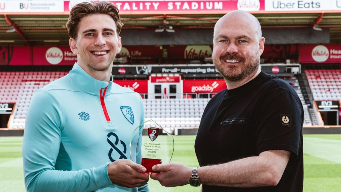 Илья Забарный с наградой лучшему игроку месяца