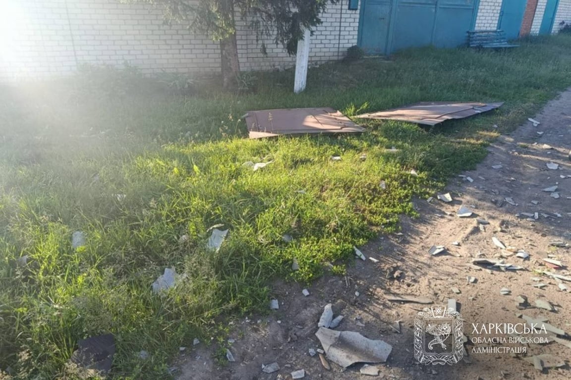 Розкидані уламки даху