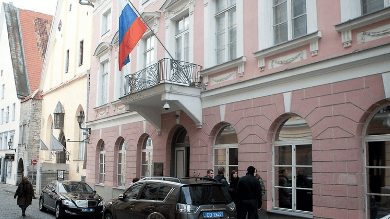 Эстония сокращает штат сотрудников посольства рф