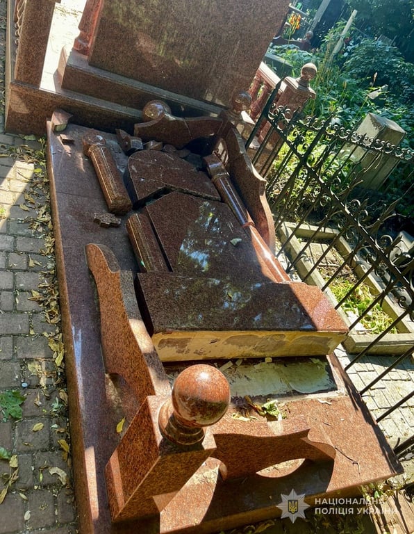 В Одесі понівечили надгробки на одному з кладовищ — фото - фото 4
