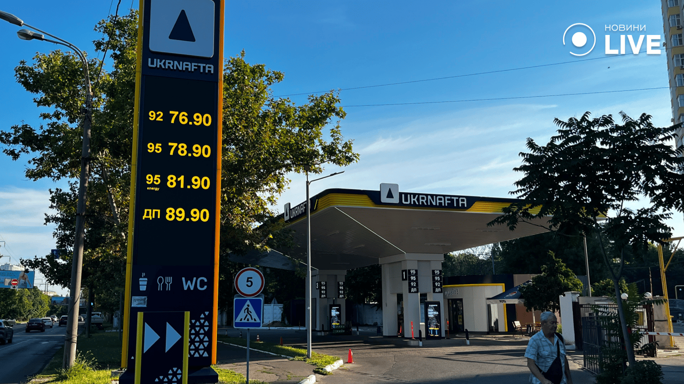 Табло з цінами на пальне на АЗС UKRNAFTA в Одесі